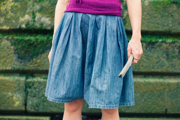 Junge Frau mit Knochen in der Hand — Stockfoto