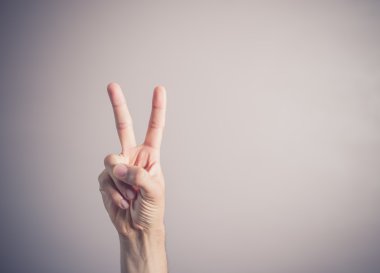 Elini zafer işareti görüntüleniyor