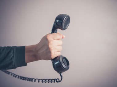 Vintage telefon tutarak genç adamın elini