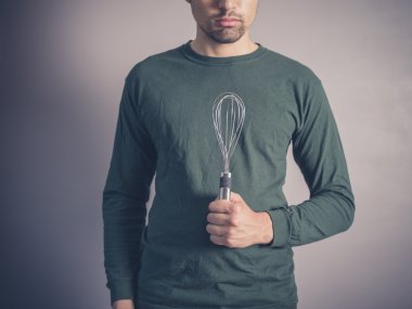 Genç adam bir balon çırpma teli holding