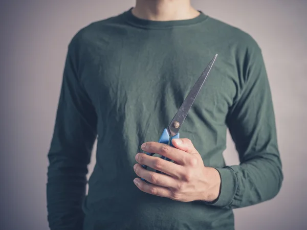 Mladý muž s nůžkami — Stock fotografie