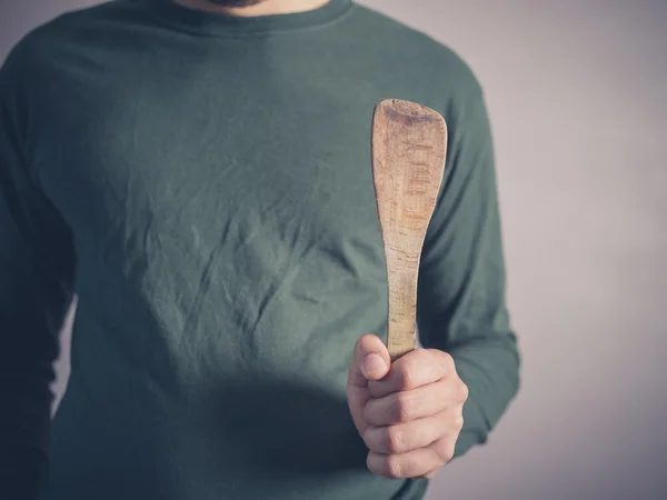 Jonge man met houten spatel — Stockfoto