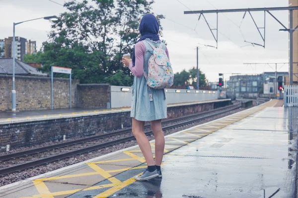 Jovem mulher de pé na plataforma — Fotografia de Stock