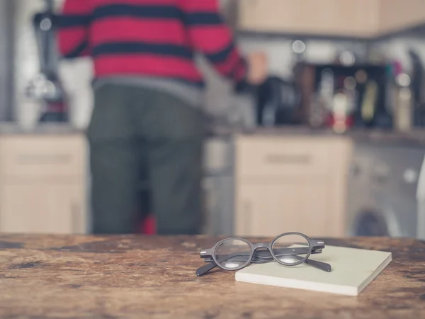 Livre et verres sur table dans la cuisine — Photo