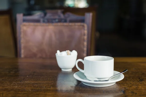 Taza de té en la mesa en el comedor —  Fotos de Stock