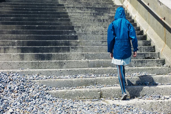 Mavi ceket ve merdivenlerden yukarı dışında yürüme yüz yüze — Stok fotoğraf