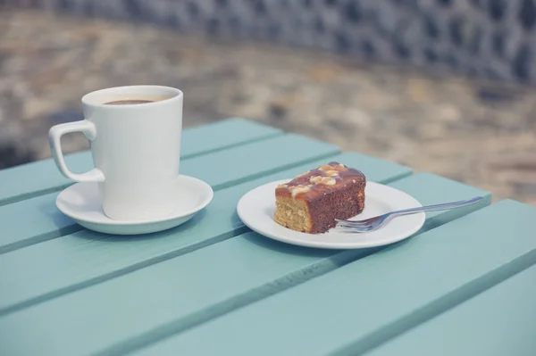 Káva a koláč v tabulce mimo — Stock fotografie