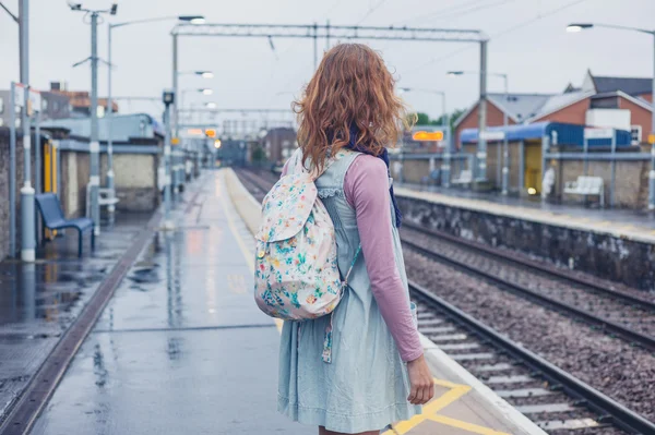 Platformda duran genç kadın — Stok fotoğraf