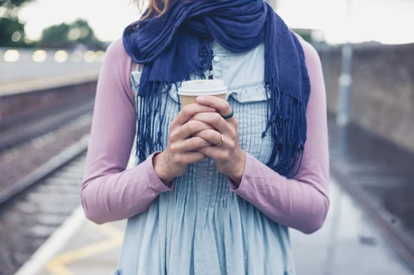 Young woman standing on platform — Stock Photo, Image