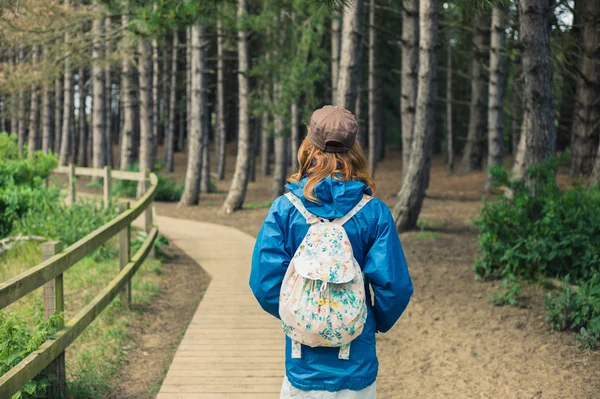 Young woman walking in forest — Stock Photo, Image