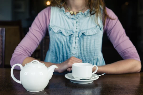 Junge Frau beim Tee im Esszimmer — Stockfoto