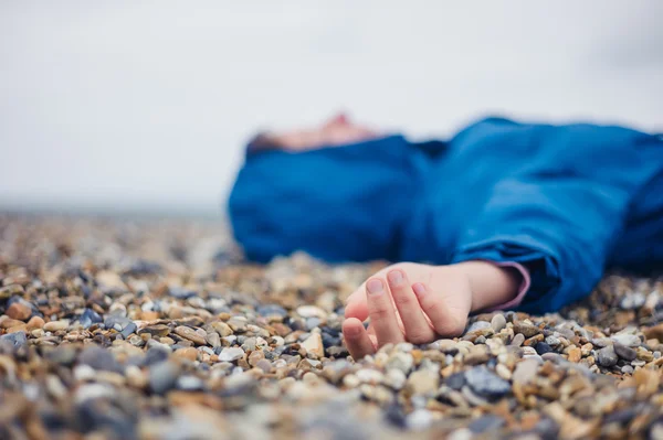 Mujer inconsciente en la playa de tejas — Foto de Stock