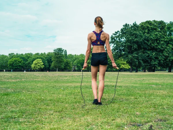 Kadın parkı ile ip atlama egzersiz — Stok fotoğraf