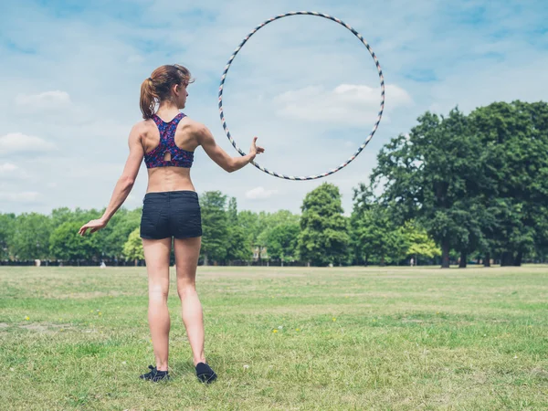 Žena, točil hula hoop v parku — Stock fotografie