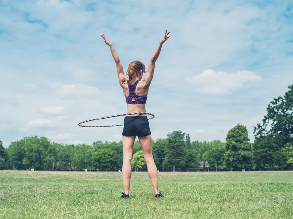 Femme travaillant avec hula hoop — Photo