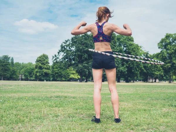 Žena cvičit s hula hoop — Stock fotografie