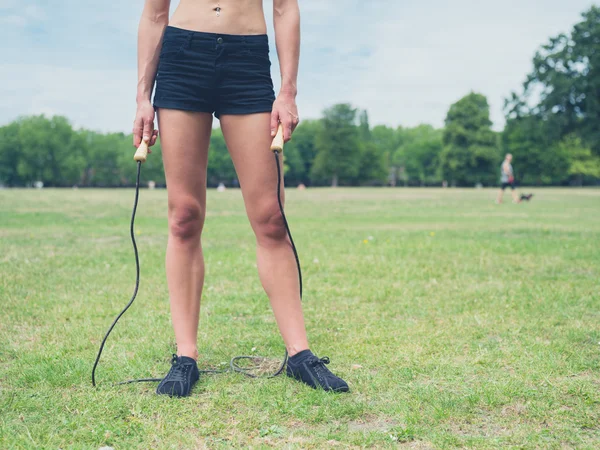 Fit mulher no parque com corda de salto — Fotografia de Stock