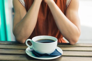 genç kadın dışarıda kahve içme