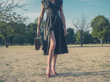 Evrak Çantası'nda park olan kadın