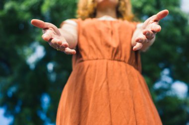 Genç kadın yardım eller sunan