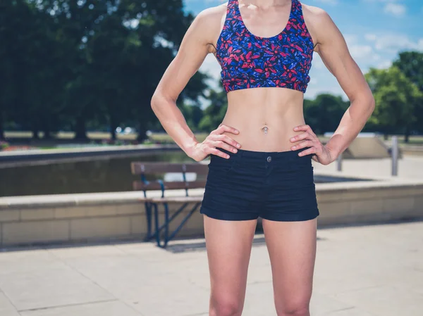 Atletische jonge vrouw permanent in park — Stockfoto