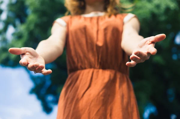 Jonge vrouw biedt helpende handen — Stockfoto