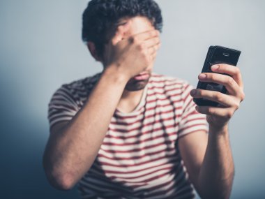 Şok adam akıllı telefon ile