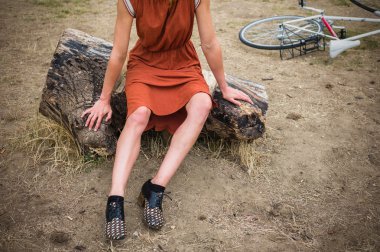 Günlük üzerinde çürük olan kadın