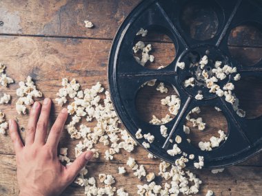 El film makaraları ve patlamış mısır ile