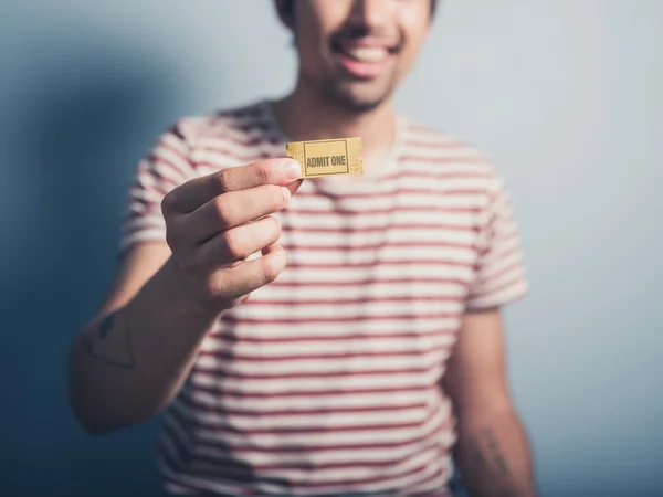 Hombre feliz con boleto — Foto de Stock