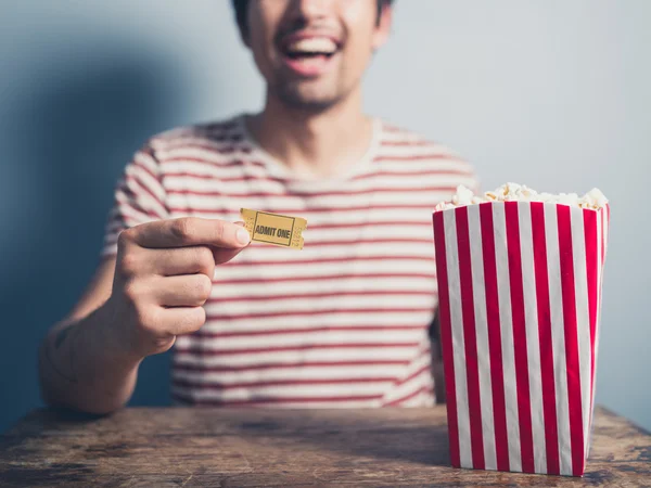 Šťastný muž s popcorn a kino jízdenku — Stock fotografie