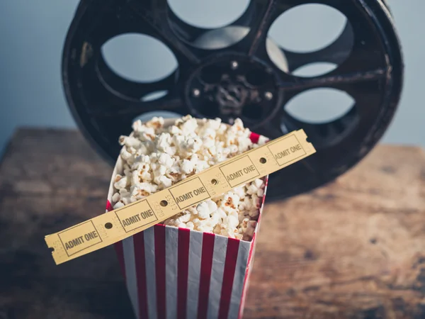 Alte Filmrolle, Popcorn und Tickets — Stockfoto