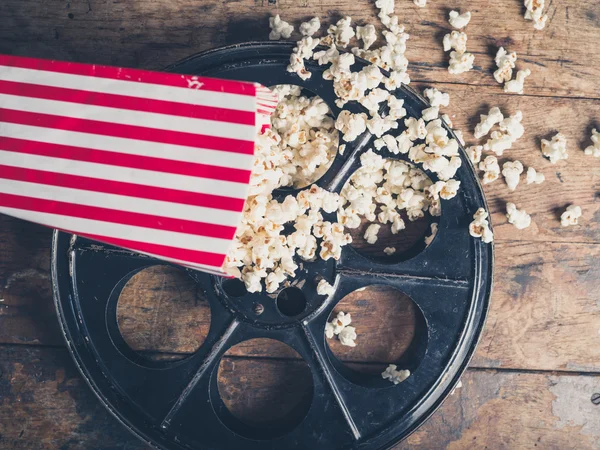 Filmrolle und Popcorn — Stockfoto