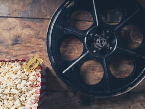 Filmrolle und Popcorn — Stockfoto