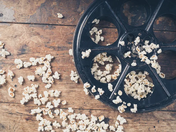 Filmrolle und Popcorn — Stockfoto