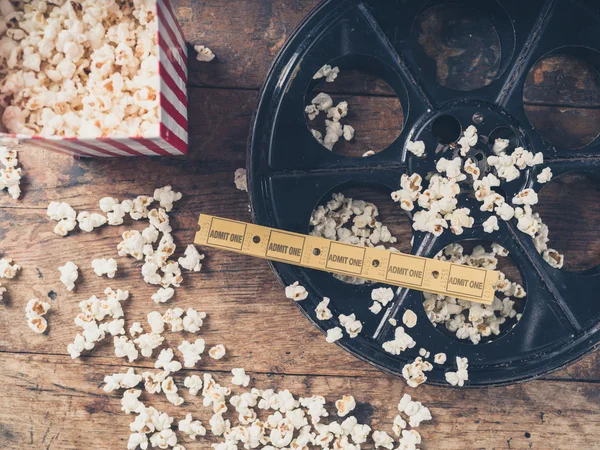 Bobina di film con popcorn e biglietti — Foto Stock