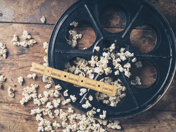 Carrete de película con palomitas de maíz y entradas —  Fotos de Stock