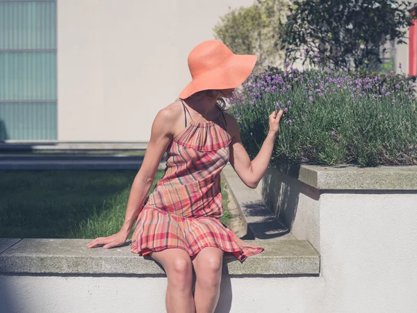 Jonge vrouw ontspannen buiten in de zomer — Stockfoto