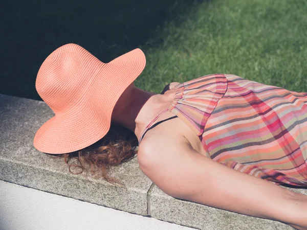 Young woman with hat relaxing outside — Stock Photo, Image