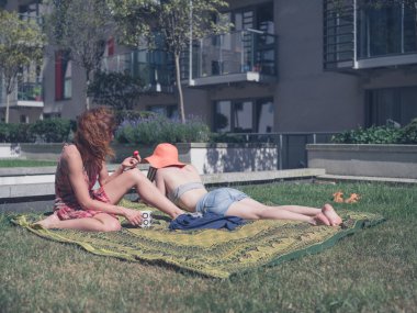 Bahçede iki genç kadın