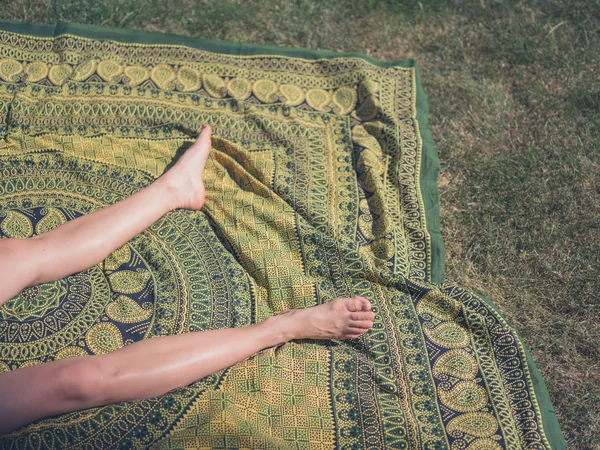 Las piernas de la mujer joven relajándose al aire libre en la hierba —  Fotos de Stock