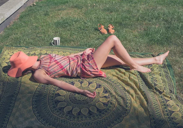 젊은 여 자가 밖에 서 잔디에 누워 — 스톡 사진