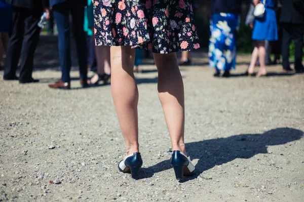 Nogi z młodą kobietę na imprezie — Zdjęcie stockowe