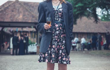 Ceket ve şarap içme genç kadın