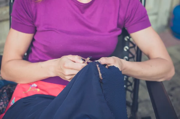 Woman sewing outside — Stock Photo, Image