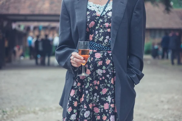 Ceket ve şarap içme genç kadın — Stok fotoğraf