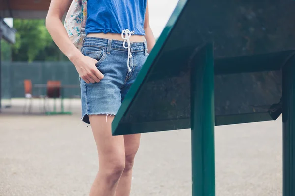공원에 정보 보드를 공부 하는 젊은 여자 — 스톡 사진