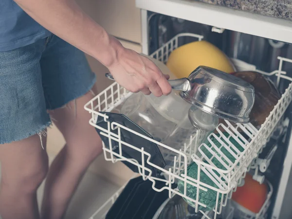 Γυναίκα φόρτωση πλυντήριο πιάτων — Φωτογραφία Αρχείου