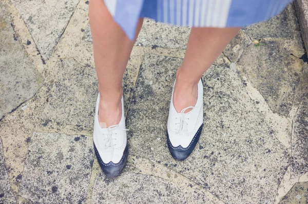 Feet of yyoung woman on porch — Stock Photo, Image