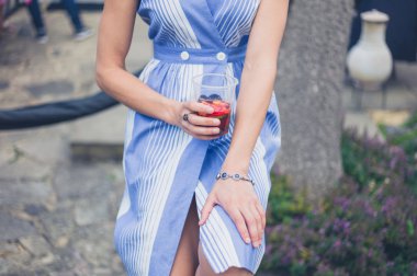 Genç kadın bahçede içki ile rahatlatıcı